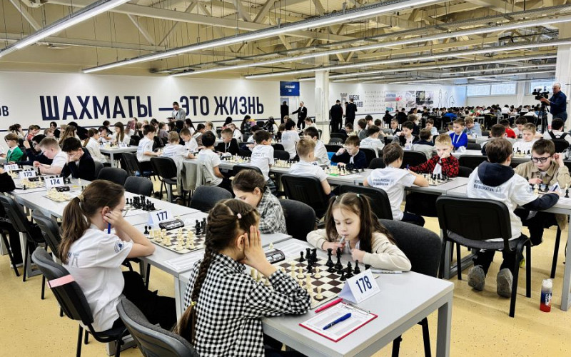 Почти 500 юных шахматистов со всей страны сражаются на «Кубке титанов» в Верхней Салде
