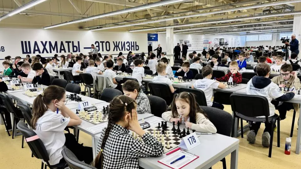 Почти 500 юных шахматистов со всей страны сражаются на «Кубке титанов» в Верхней Салде