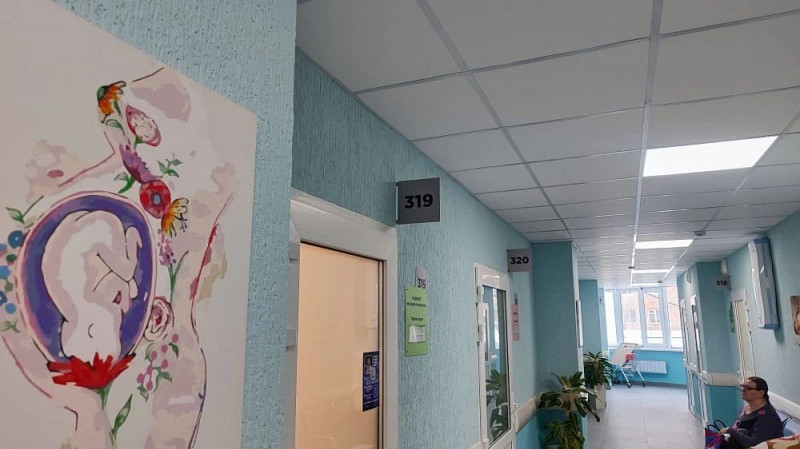 Душа в каждом стежке и штрихе: акушерки украсили женскую консультацию своими картинами