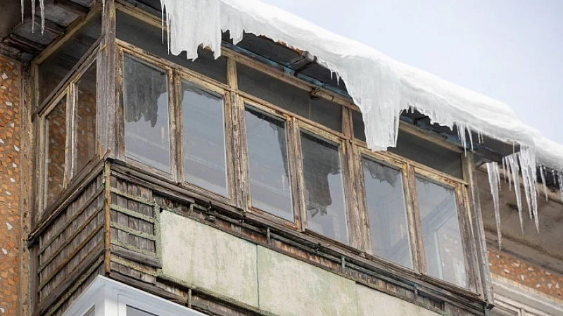 Как обезопасить себя от схода снега с крыш