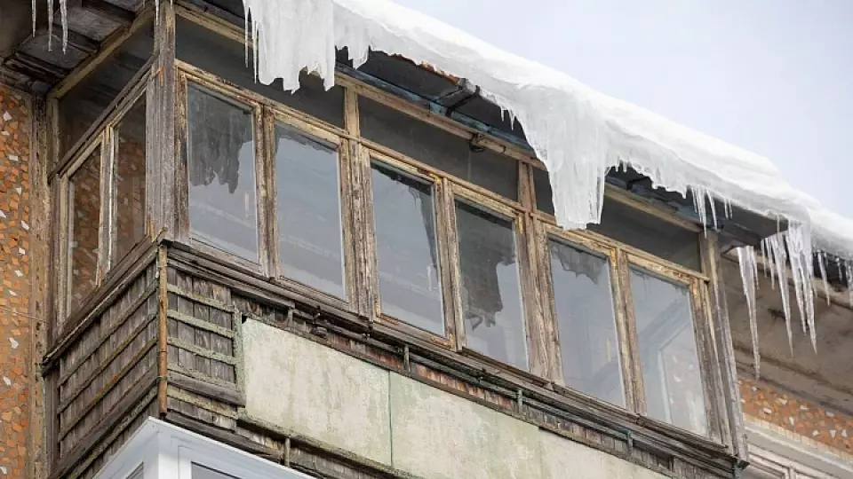 Как обезопасить себя от схода снега с крыш