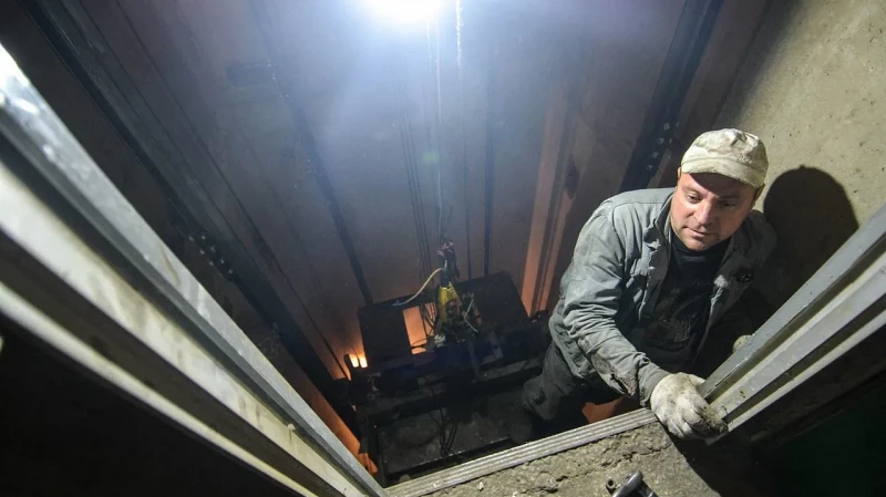 Губернатор Денис Паслер поздравил работников ЖКХ и бытовых услуг с праздником