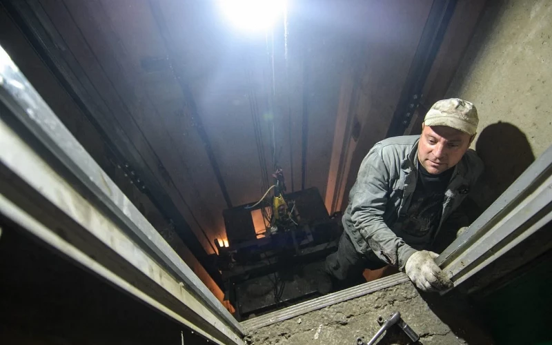 Губернатор Денис Паслер поздравил работников ЖКХ и бытовых услуг с праздником