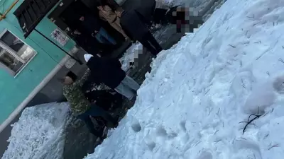 Глыба льда рухнула на женщин с коляской в Нижней Туре