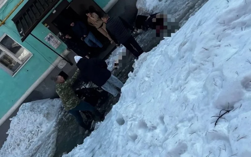 Глыба льда рухнула на женщин с коляской в Нижней Туре