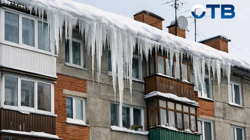 Ребёнок и женщина получили травмы из-за схода снега с крыш домов в Асбесте
