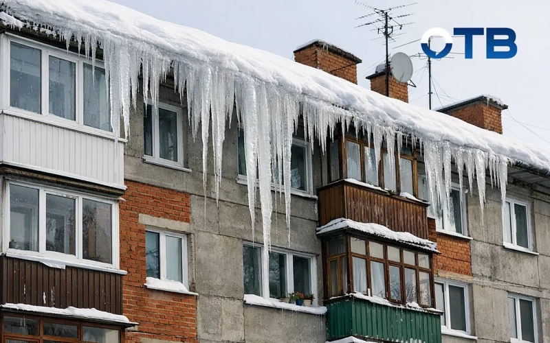 Ребёнок и женщина получили травмы из-за схода снега с крыш домов в Асбесте