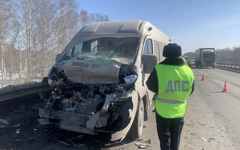 Микроавтобус врезался в грузовик на трассе Екатеринбург – Тюмень: пострадали четыре пассажира