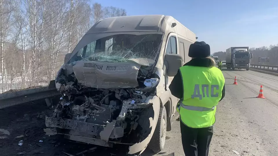 Микроавтобус врезался в грузовик на трассе Екатеринбург – Тюмень: пострадали четыре пассажира
