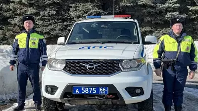 Вытащили из снежной ловушки: инспекторы ДПС помогли женщине с ребёнком на ледовой переправе