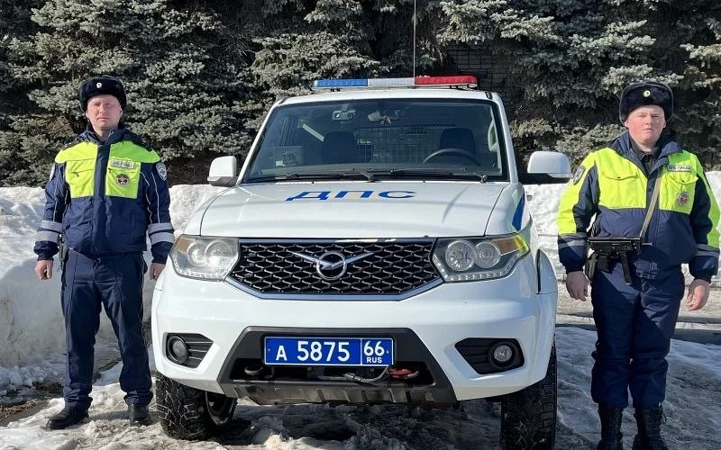 Вытащили из снежной ловушки: инспекторы ДПС помогли женщине с ребёнком на ледовой переправе