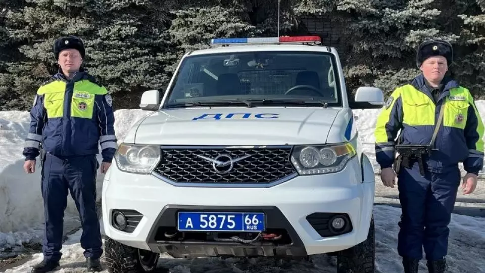 Вытащили из снежной ловушки: инспекторы ДПС помогли женщине с ребёнком на ледовой переправе