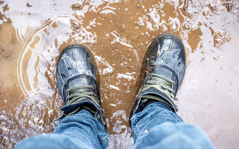 Брызги на задней поверхности брюк — признак неправильной походки