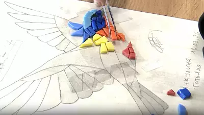 В Омске создают панно из 555 смальтовых птиц — готовые фрагменты вмонтируют в здание в центре города