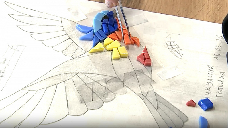 В Омске создают панно из 555 смальтовых птиц — готовые фрагменты вмонтируют в здание в центре города