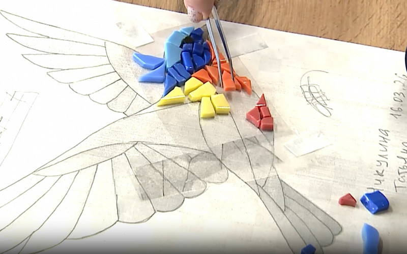 В Омске создают панно из 555 смальтовых птиц — готовые фрагменты вмонтируют в здание в центре города