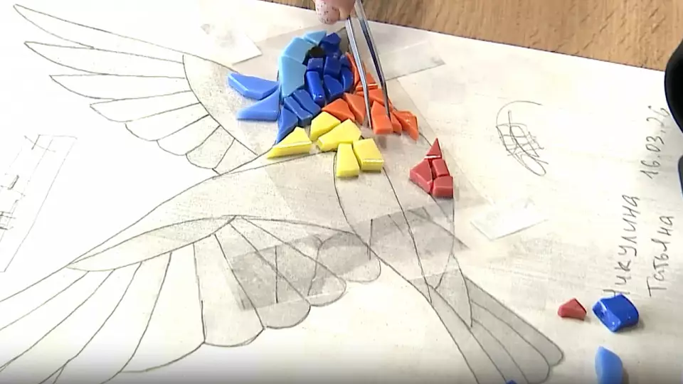 В Омске создают панно из 555 смальтовых птиц — готовые фрагменты вмонтируют в здание в центре города