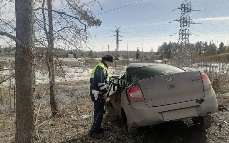 В Серове в ДТП погиб водитель «Лады Гранты»: движение временно ограничено
