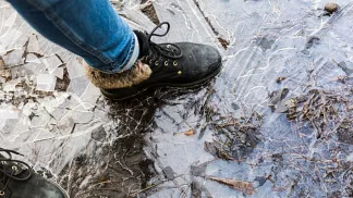 Как падать без последствий на весеннем гололёде — советы травматолога