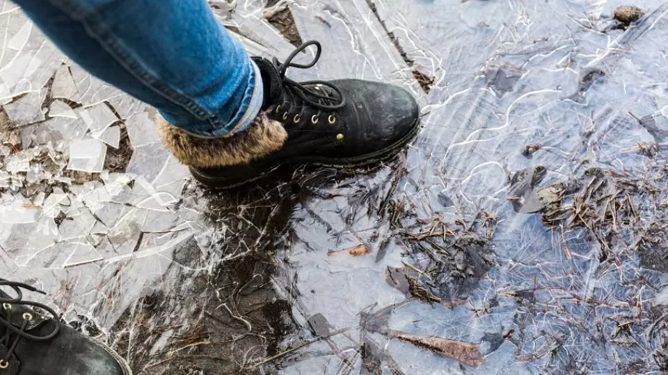 Как падать без последствий на весеннем гололёде — советы травматолога