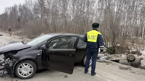 Одна из машин перевернулась: 4 человека пострадали в ДТП под Екатеринбургом