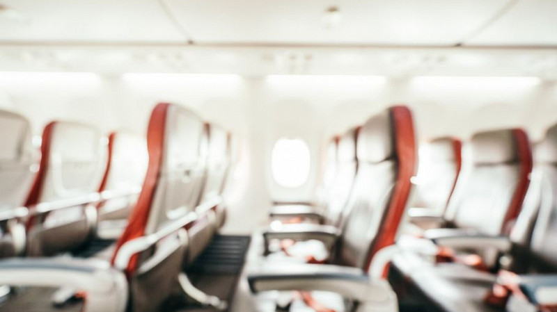 Индиец дважды попытался открыть дверь летящего самолета из-за призрака