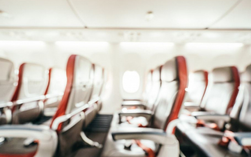 Индиец дважды попытался открыть дверь летящего самолета из-за призрака