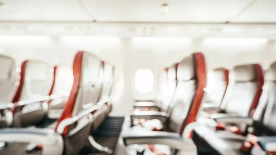 Индиец дважды попытался открыть дверь летящего самолета из-за призрака