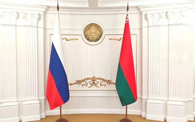 Денис Паслер поздравил уральцев с Днём единения народов Беларуси и России