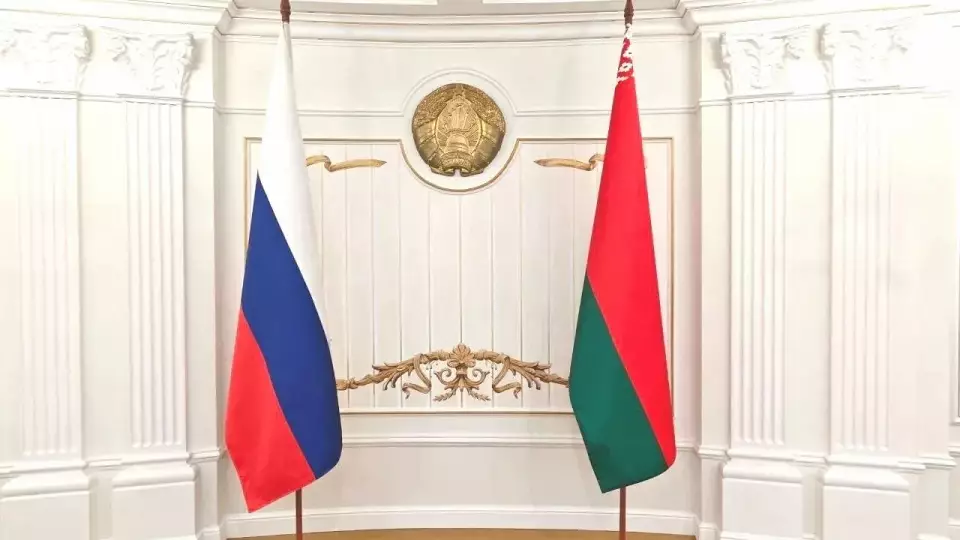 Денис Паслер поздравил уральцев с Днём единения народов Беларуси и России