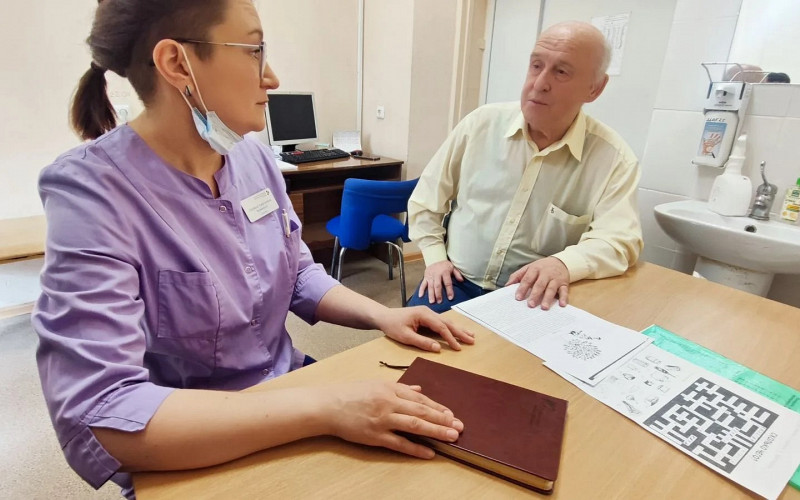 Военному экскурсоводу в ЦГКБ №3 вернули речь после инсульта