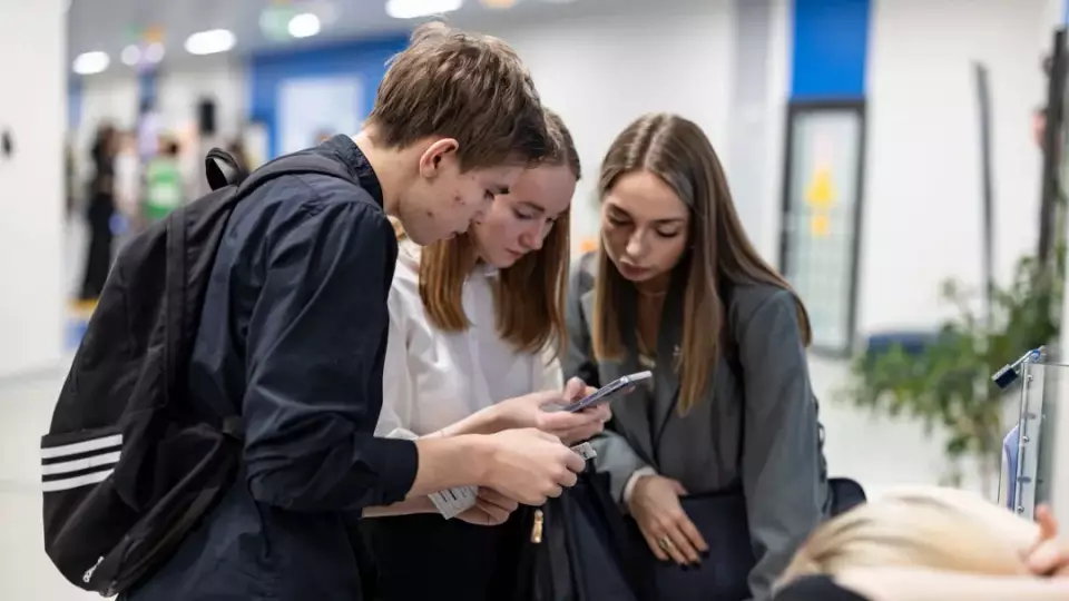 Треть россиян покупает подарки и платные функции в соцсетях — в основном по праздникам