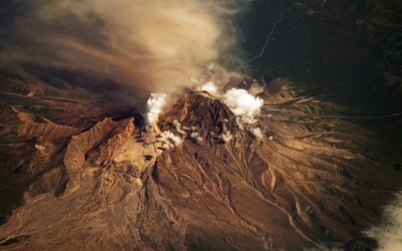 Камчатский вулкан Шивелуч выбросил столб пепла на 10,2 км