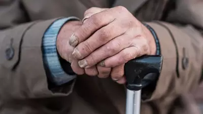 Как защитить родственника с деменцией от блужданий: советы психиатра