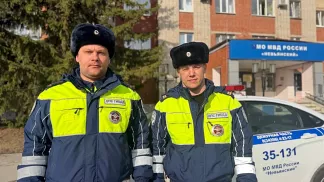 Начал задыхаться из-за сладкого: инспекторы ДПС спасли ребенка на трассе