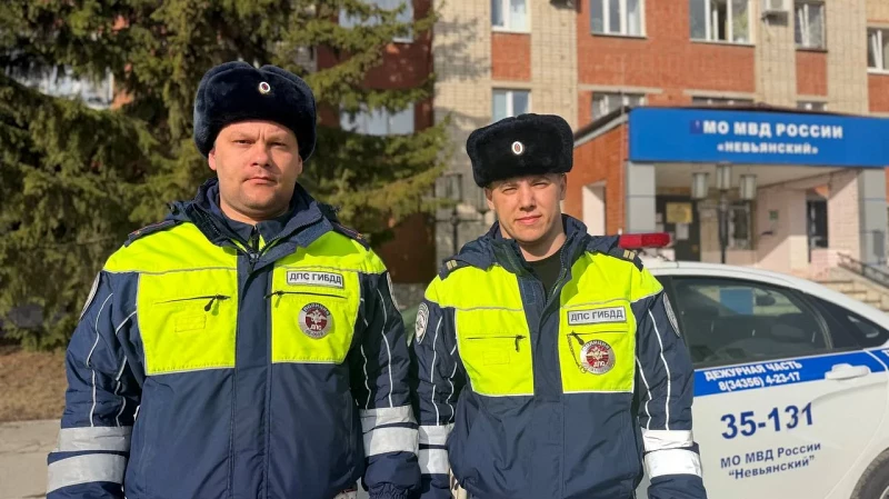 Начал задыхаться из-за сладкого: инспекторы ДПС спасли ребенка на трассе