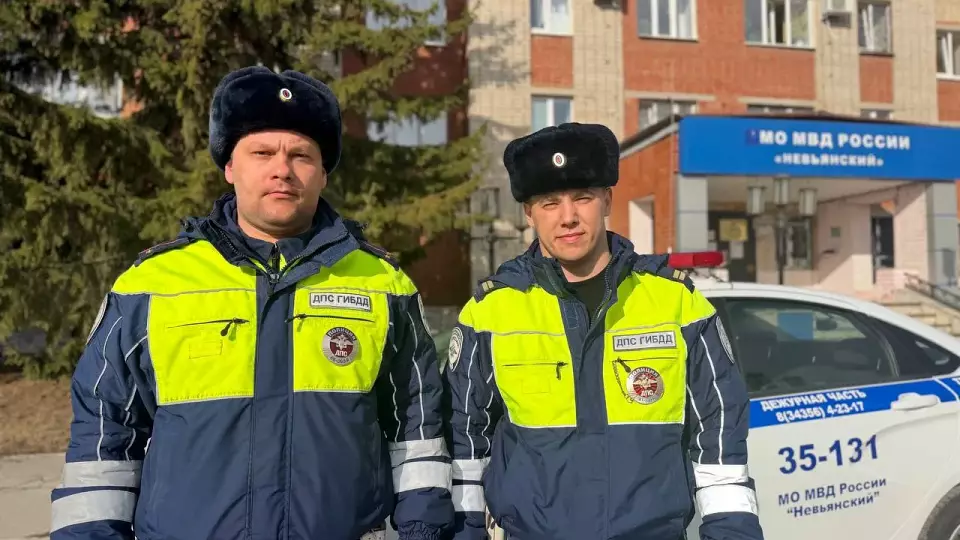 Начал задыхаться из-за сладкого: инспекторы ДПС спасли ребенка на трассе