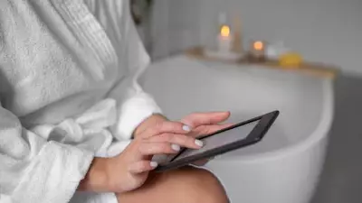 Врач: засиживание в туалете с телефоном грозит запорами и инфекциями