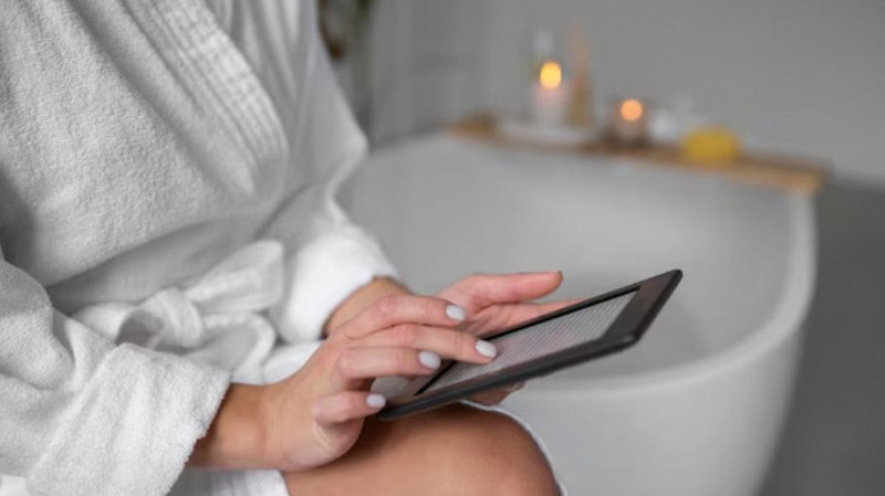 Врач: засиживание в туалете с телефоном грозит запорами и инфекциями