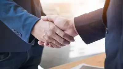 Обычное рукопожатие может привести к заражению холерой и гепатитом