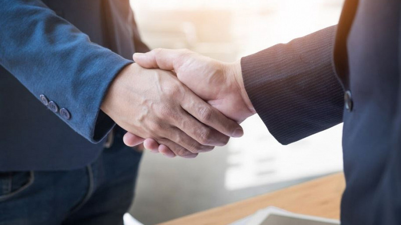 Обычное рукопожатие может привести к заражению холерой и гепатитом