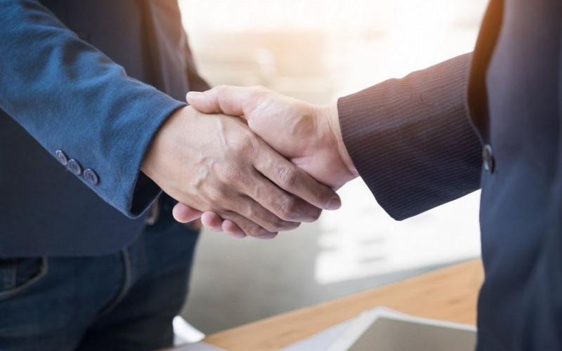 Обычное рукопожатие может привести к заражению холерой и гепатитом