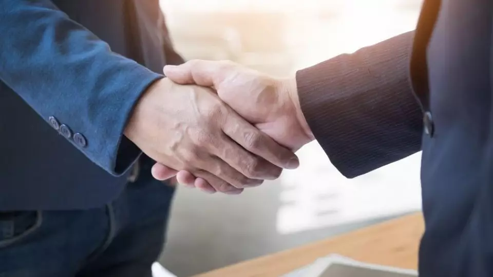 Обычное рукопожатие может привести к заражению холерой и гепатитом