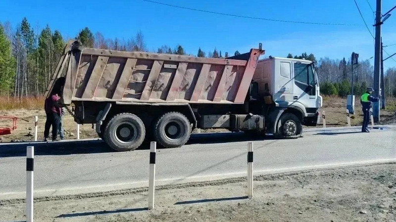 Самосвал повредил железнодорожный переезд в Кушве