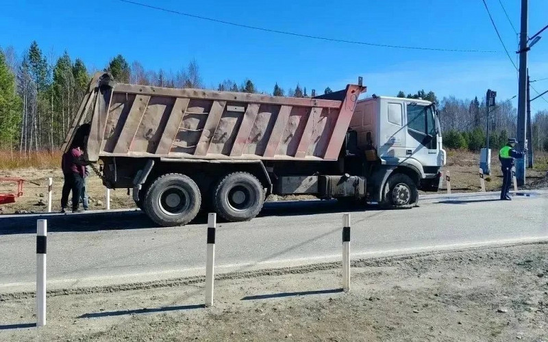 Самосвал повредил железнодорожный переезд в Кушве