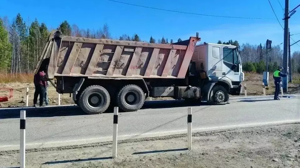 Самосвал повредил железнодорожный переезд в Кушве
