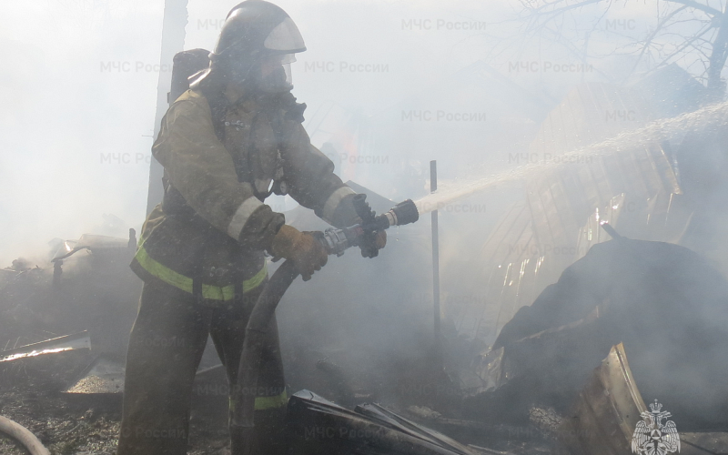 В Каменском районе сгорел частный дом, баня и гараж
