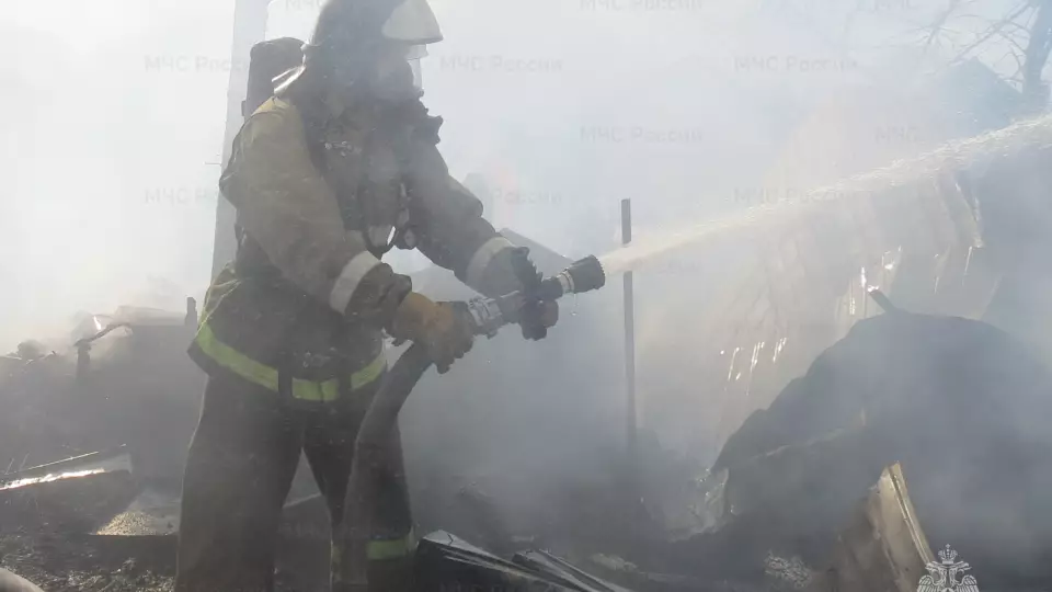 В Каменском районе сгорел частный дом, баня и гараж
