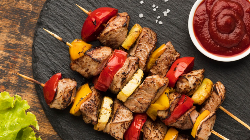 Диетолог: шашлык не вредит здоровью, если есть его с овощами
