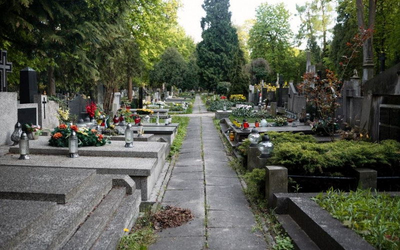 Дети могут забирать еду с кладбища — мнение священника